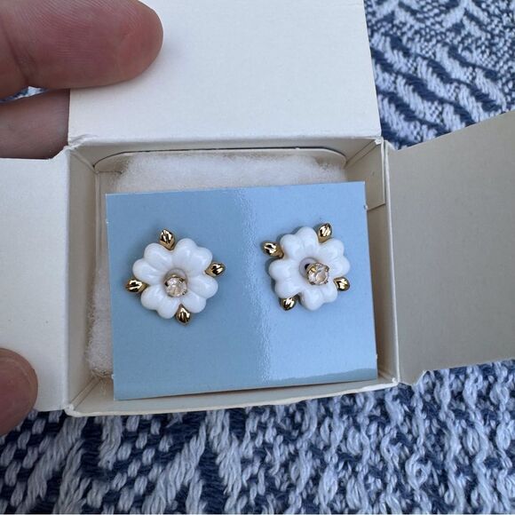 Vintage Avon Delicate Petals Earrings - Picture 1 of 3